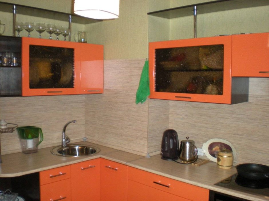 Угловая кухня с вентиляционным коробом