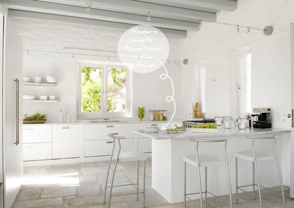Белая кухня в средиземноморском стиле