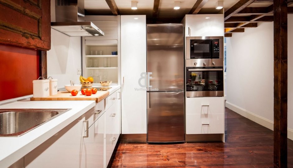 Кухня с большим холодильником