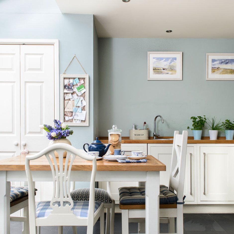Голубые стены в интерьере кухни