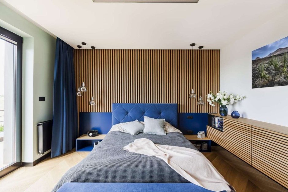 Спальня с деревянными рейками на стене