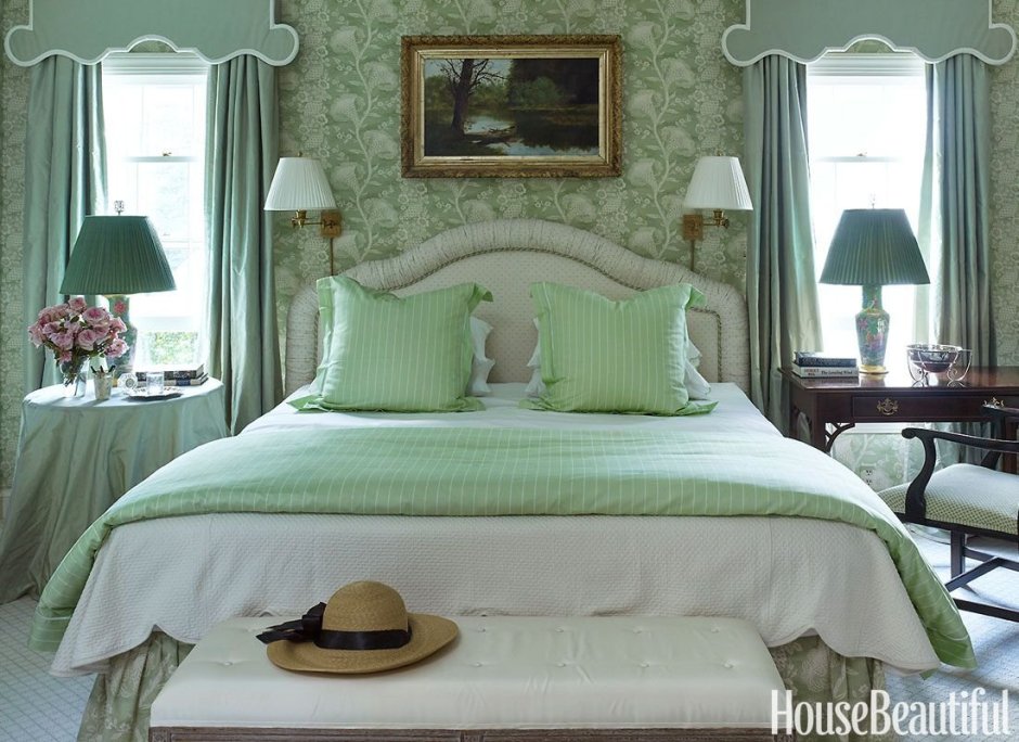 Спальня в зеленых тонах с белой мебелью
