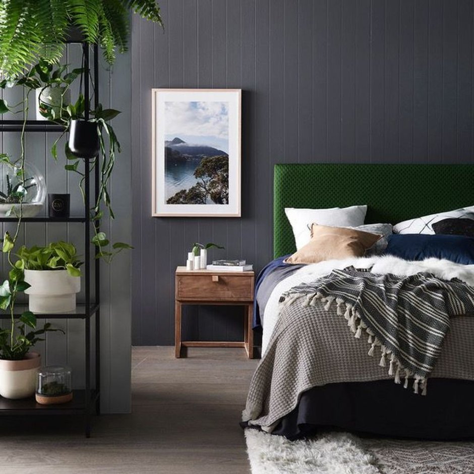 Зеленая спальня с растениями