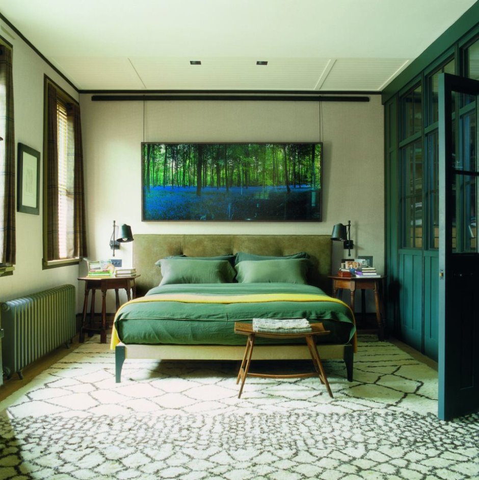 Современный интерьер с зелеными стенами в спальне
