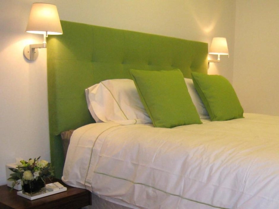 Кровать со светло-зеленым изголовьем
