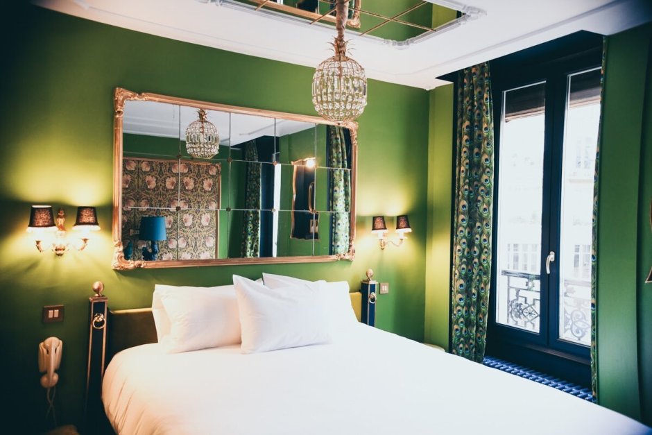 Темно зеленые стены в интерьере спальни