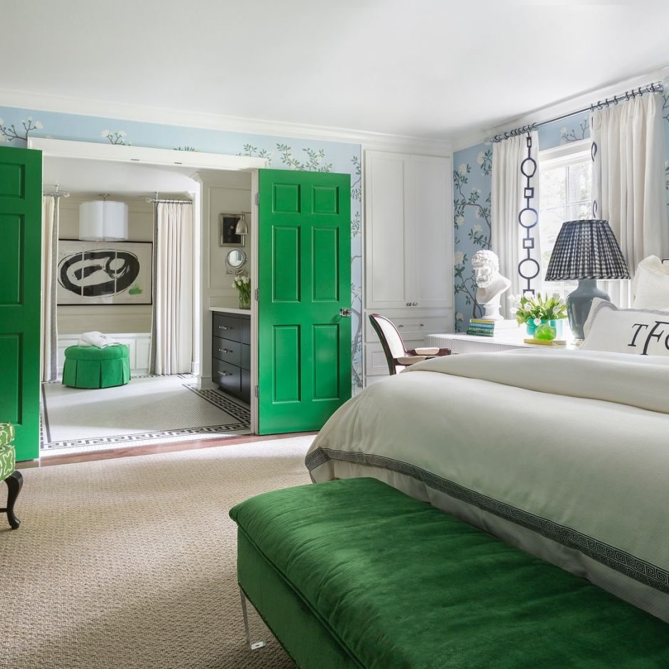Спальня с зелеными вставками
