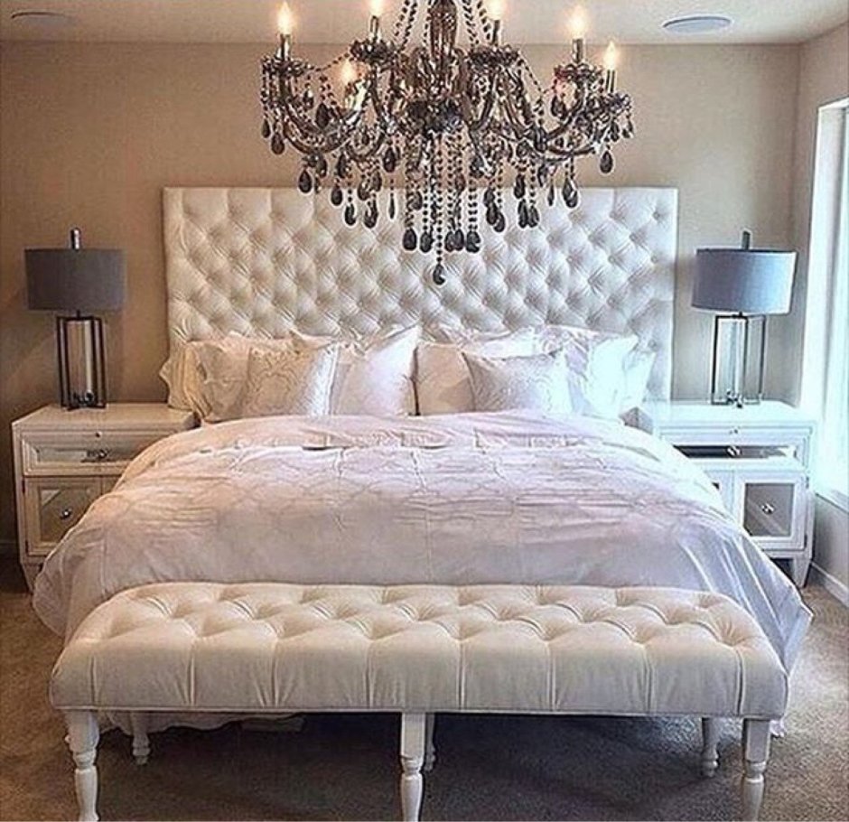 Красивая спальня с большой кроватью