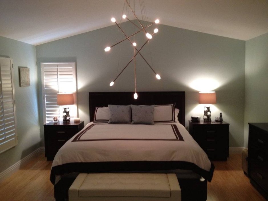 Современные светильники над кроватью