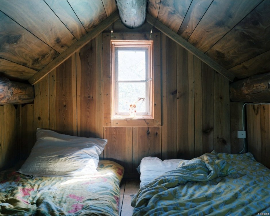 Спальное место на чердаке дачного домика