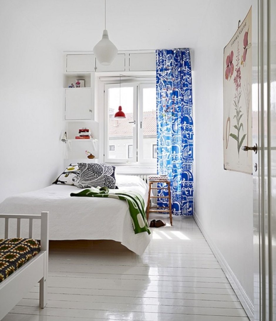 Спальня в скандинавском стиле со светлыми шторами