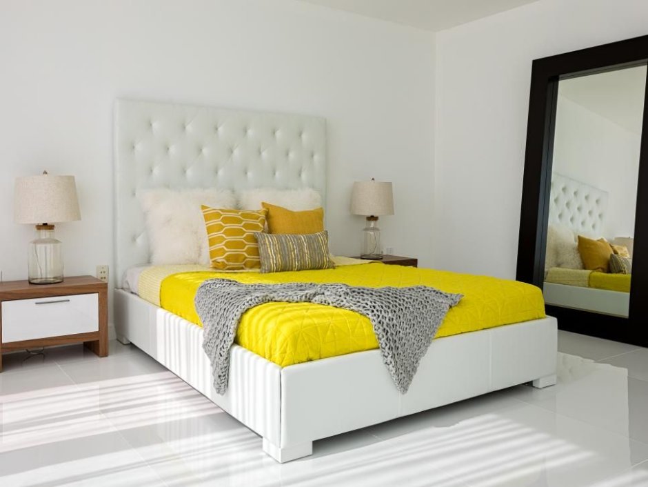 Красивая желтая кровать