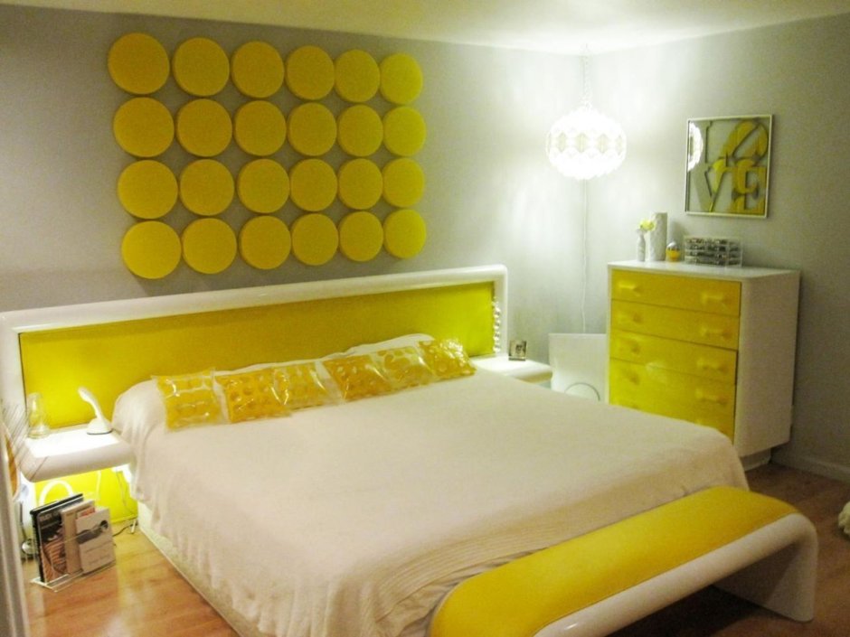Спальня с желто -зеленым акцентами