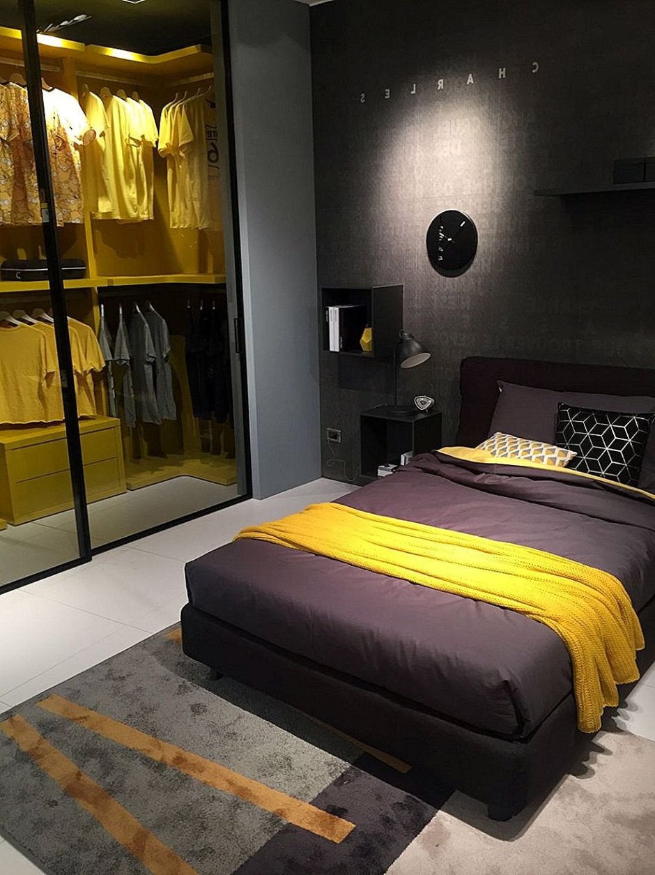 Интерьер спальный с жёлтой кроватью