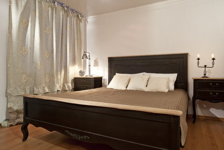 Интерьер спальни с коричневой мебелью