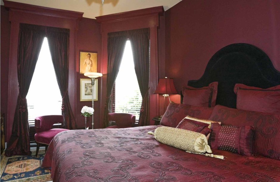 Бордовый цвет стен в спальне