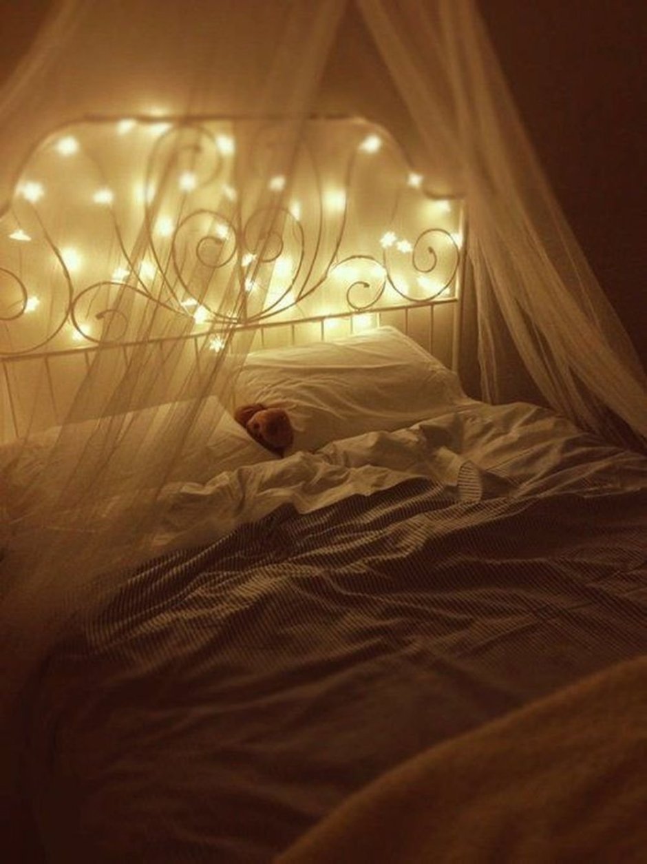 Уютная кровать ночью