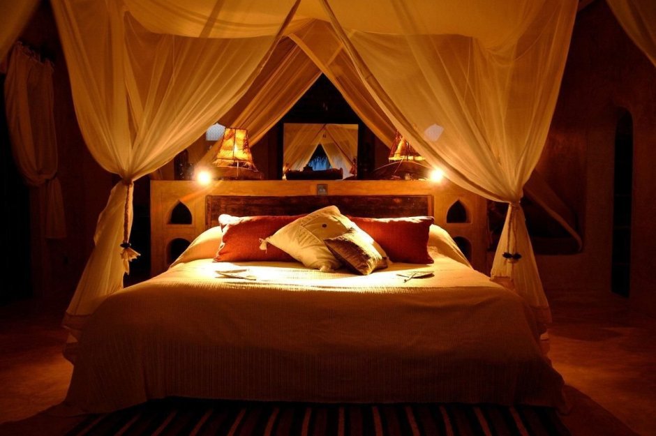 Уютная кровать ночью