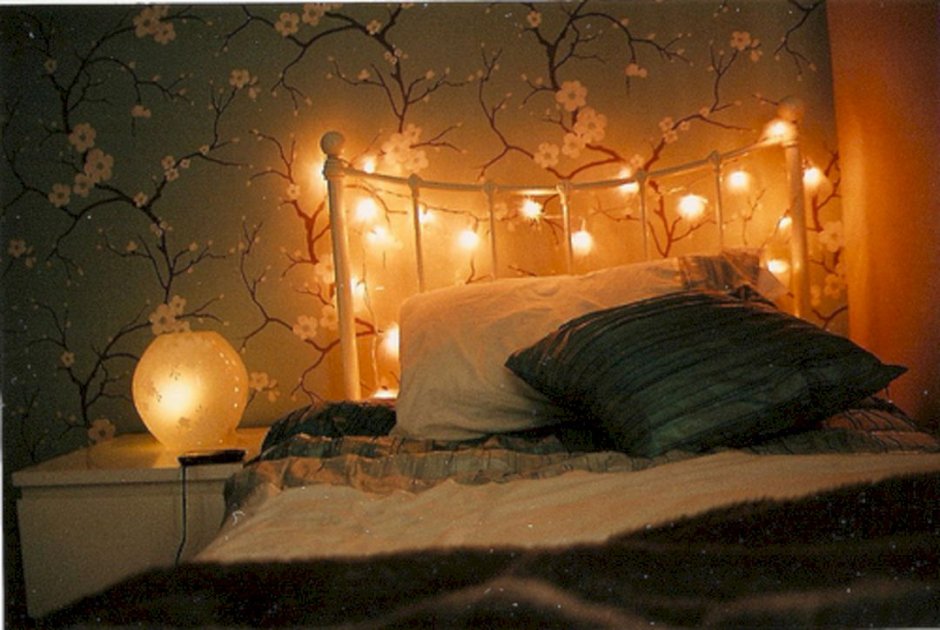 Красивая спальная комната ночью