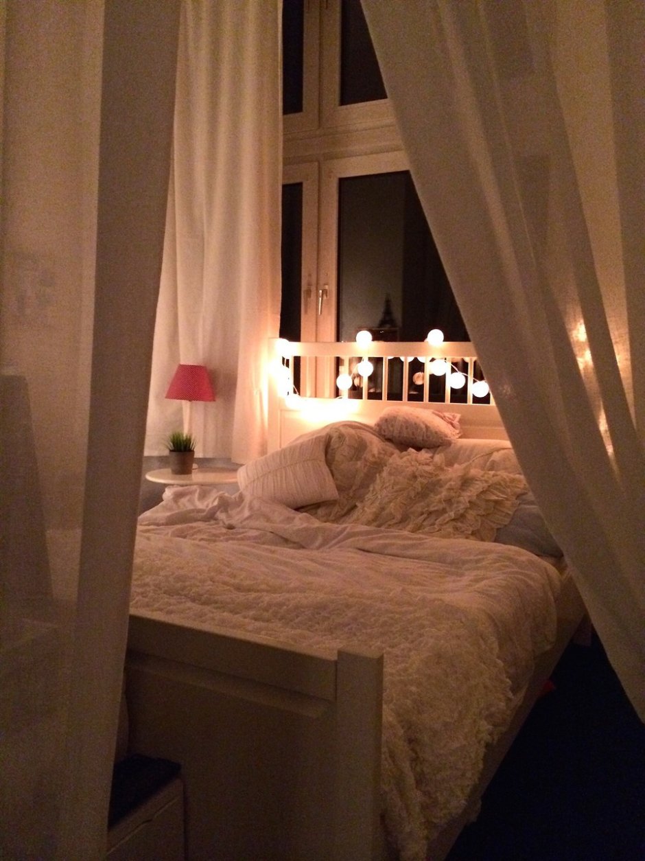 Романтика в спальне со свечами