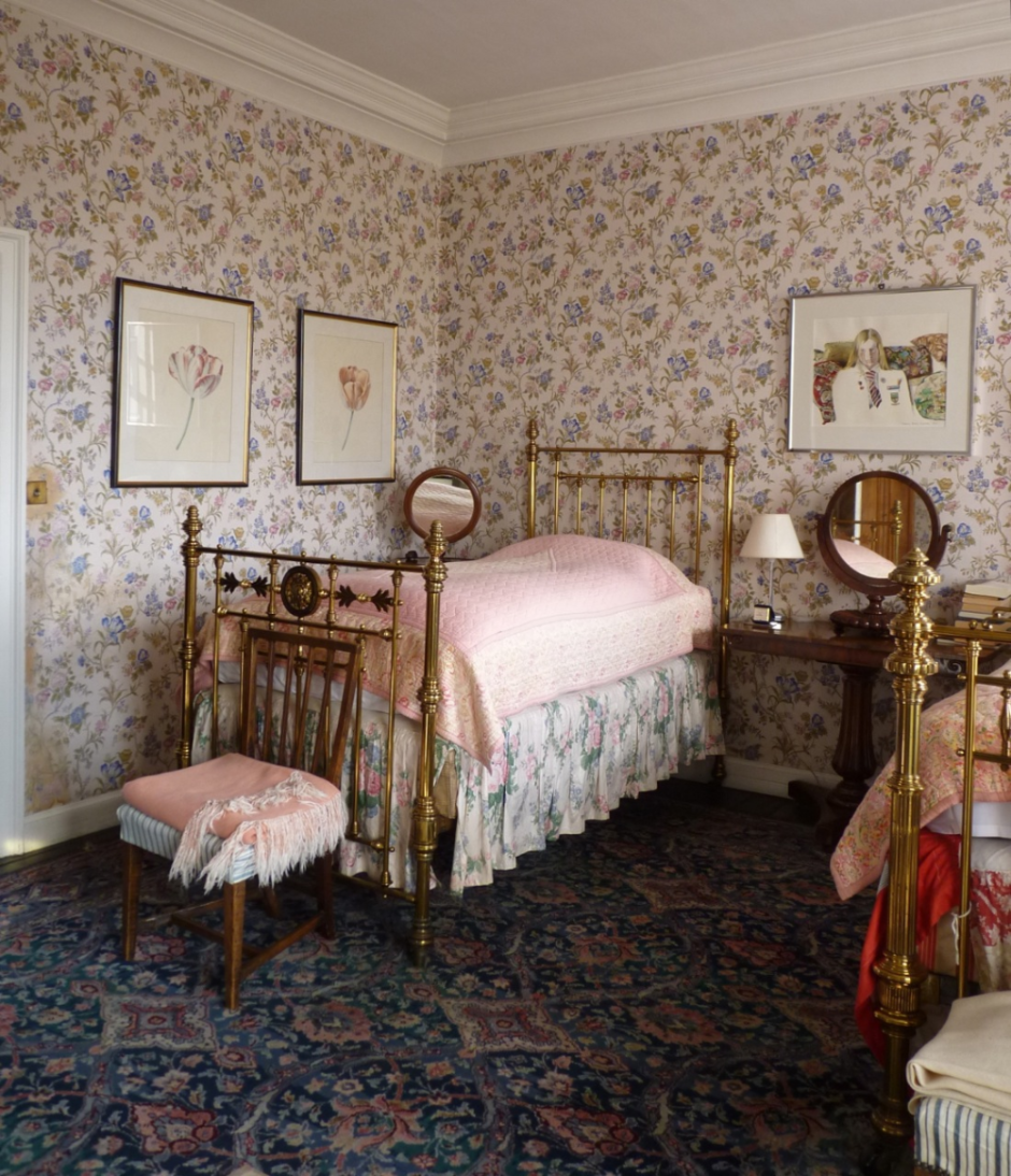Коричневая кровать в викторианском стиле