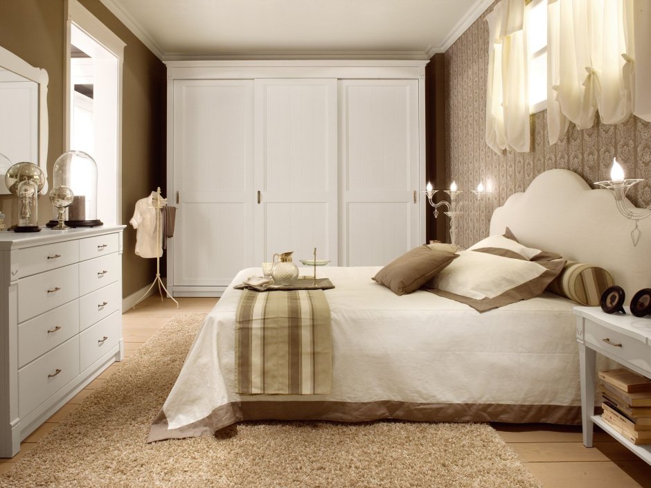Спальня в английском стиле со светлой мебелью