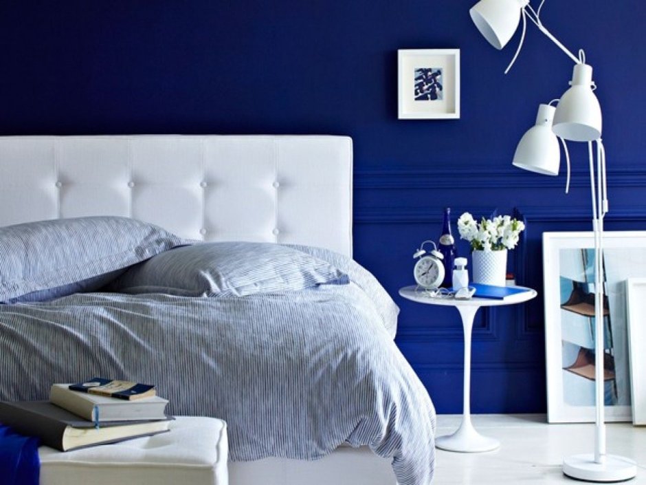 Спальня в королевском синем цвете