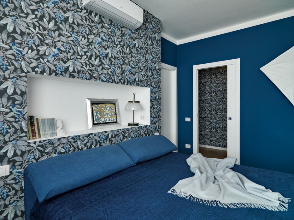 Обои для спальни комбинированные в синих тонах
