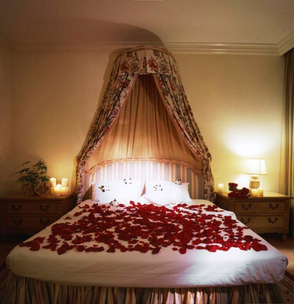 Кровать усыпанная лепестками роз