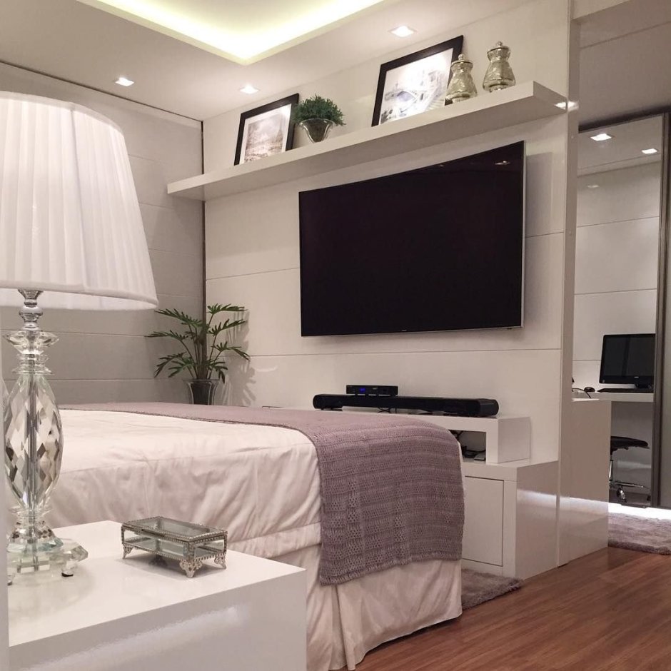 Белый телевизор на стене в спальне