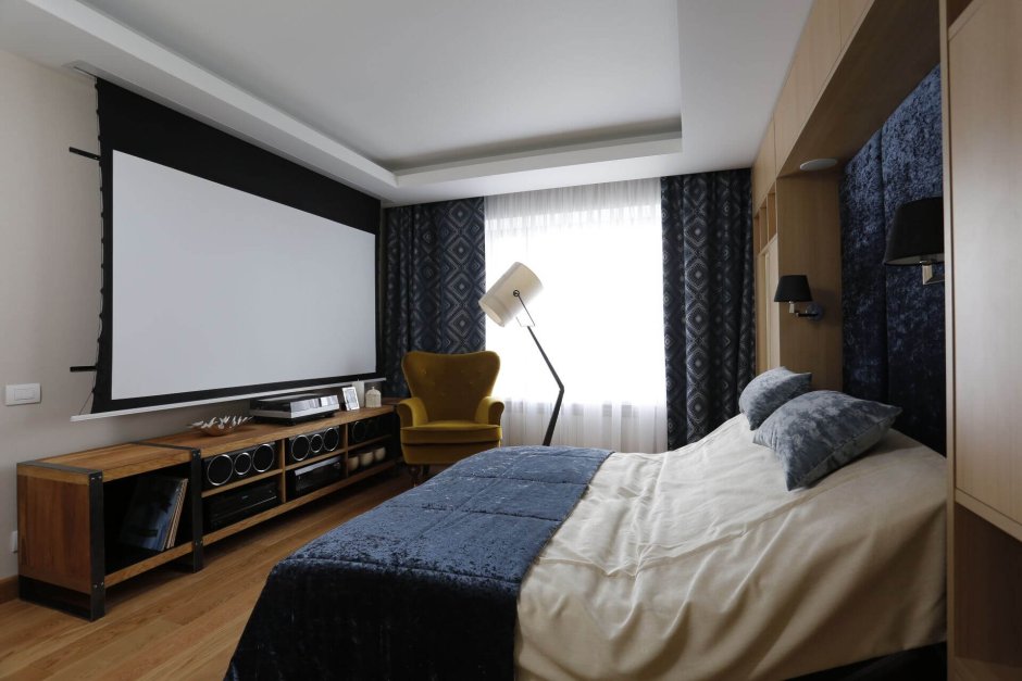 Спальня с большим телевизором