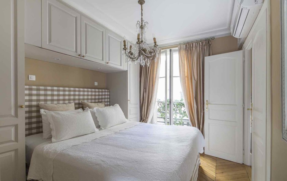 Маленькая спальня в парижском стиле