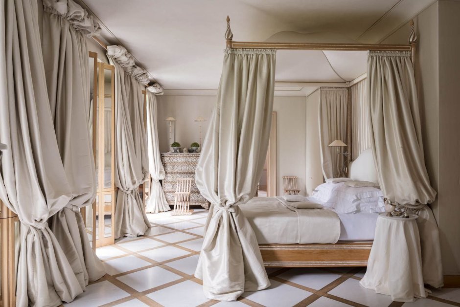 Кровать с балдахином в греческом стиле