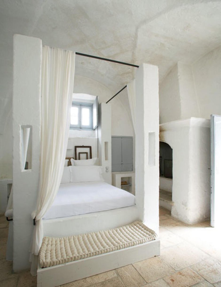 Спальня с белой штукатуркой в греческом стиле