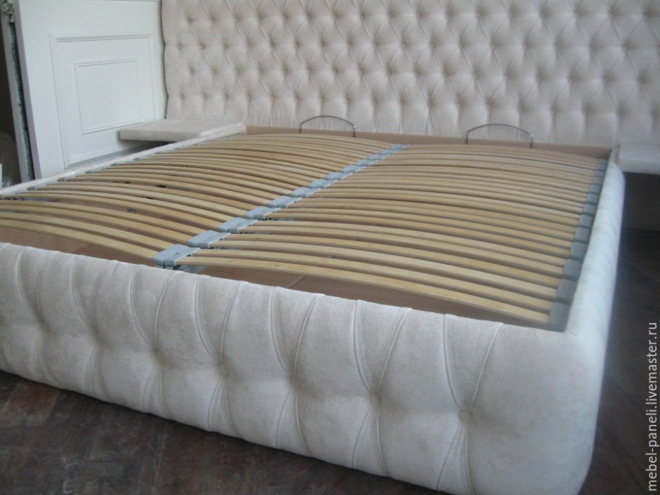 Кровать с изголовьем из ткани