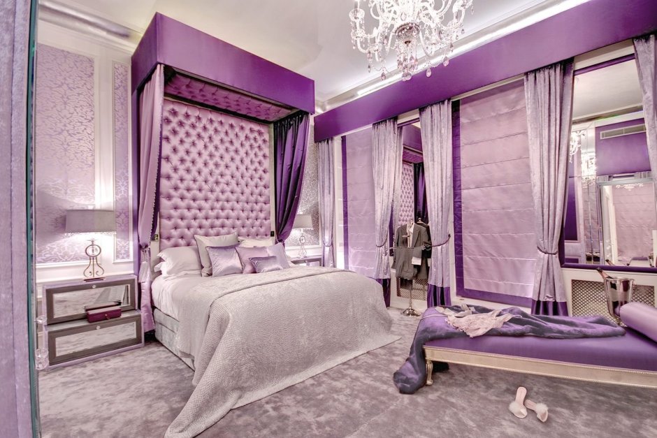 Спальня с фиолетовым диваном