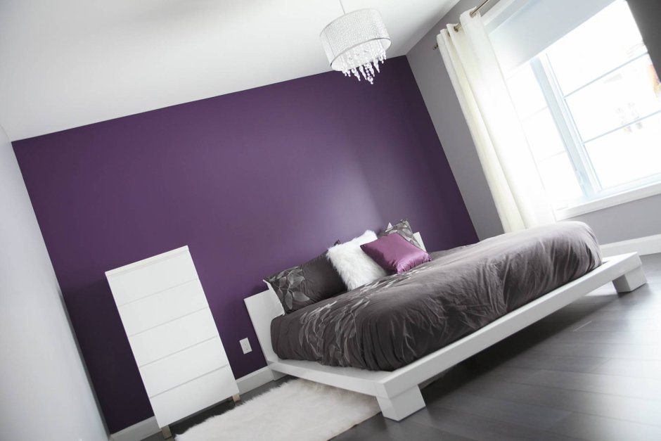 Спальня в фиолетовых тонах с белой мебелью