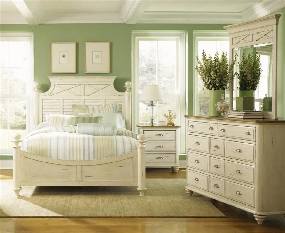 Спальня в оливковых тонах с белой мебелью