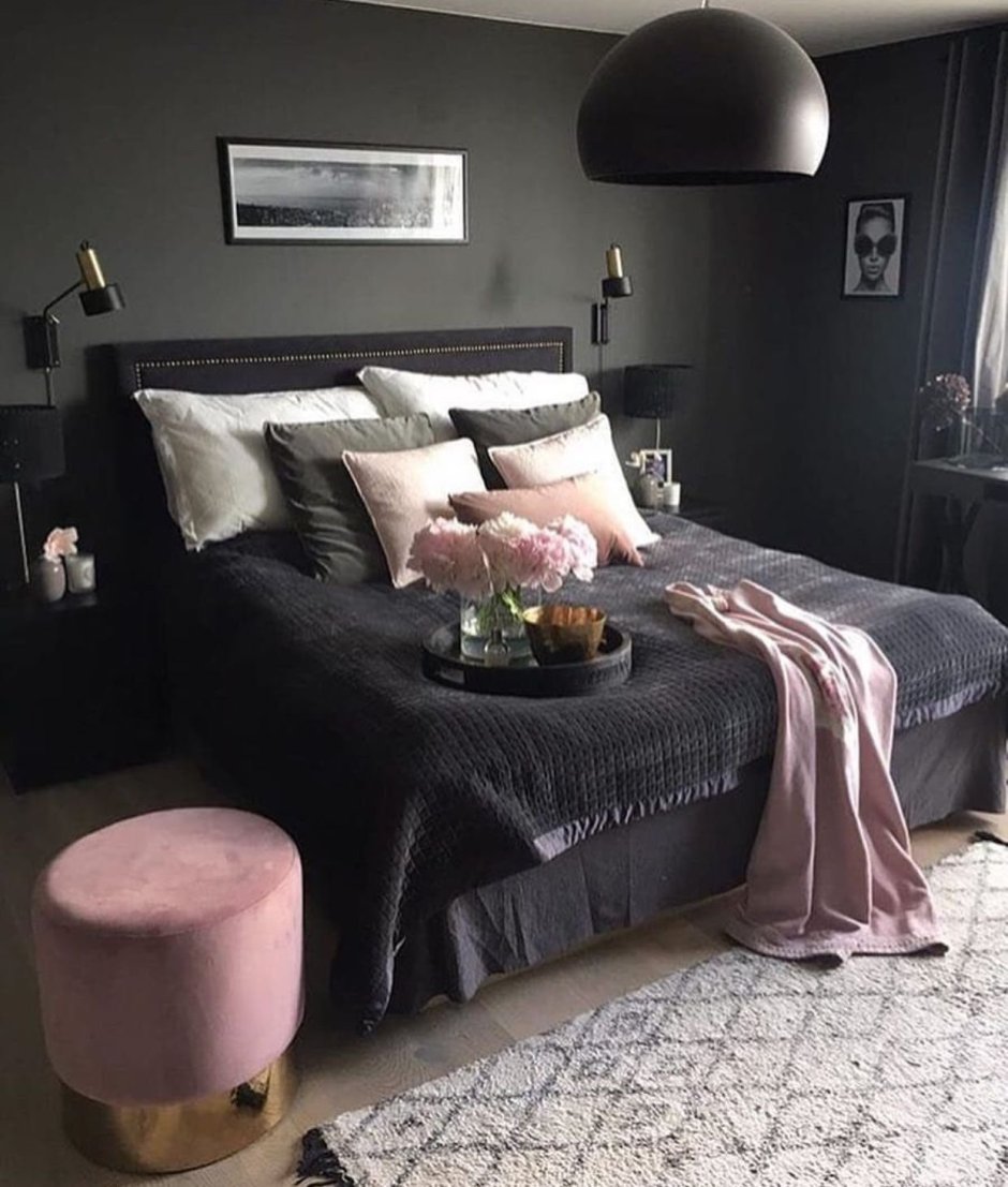 Серый и розовый в интерьере спальни