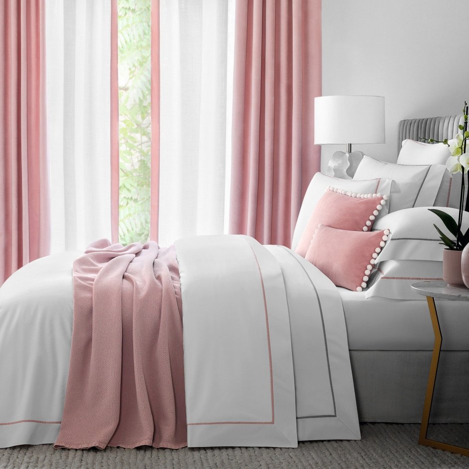 Бледно розовая спальня