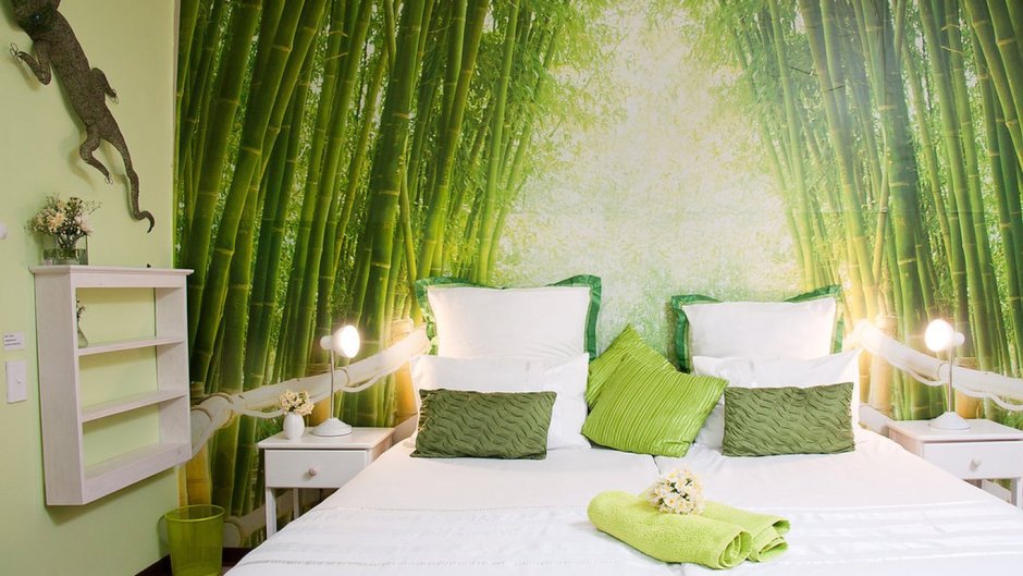 Спальня светло зеленая с белой кроватью
