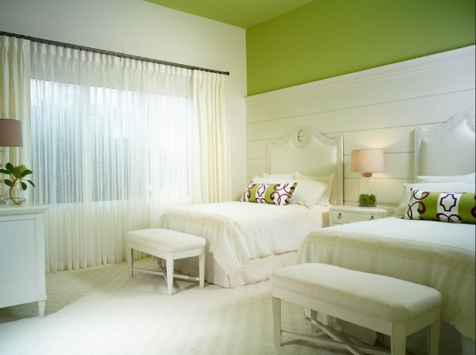 Спальня в пастельно зеленых тонах
