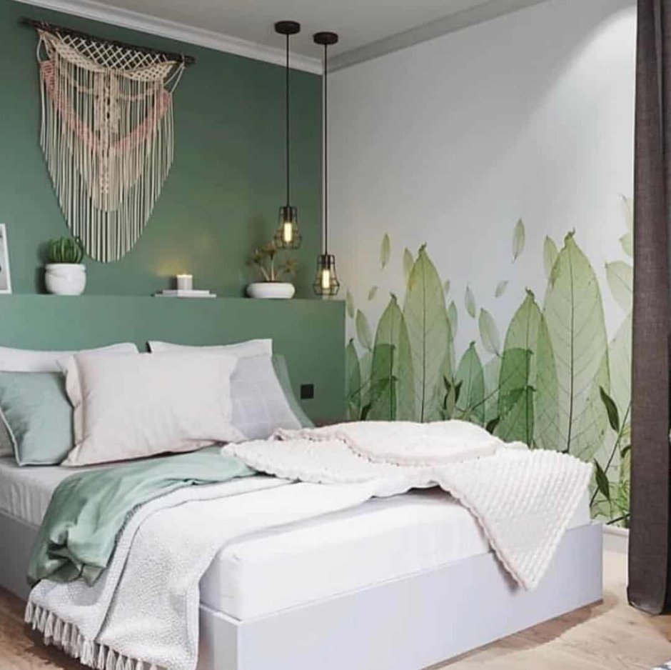 Светлая спальня с зелеными шторами