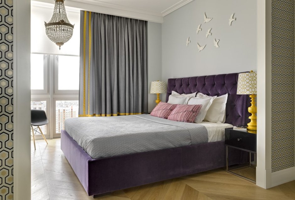 Спальня с фиолетовой кроватью