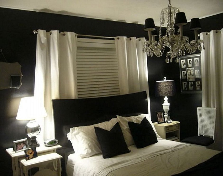Белая комната с черной мебелью