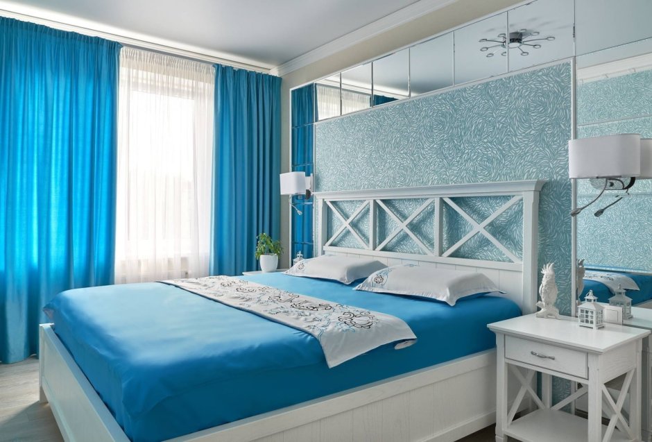 Спальня в голубых тонах с белой мебелью