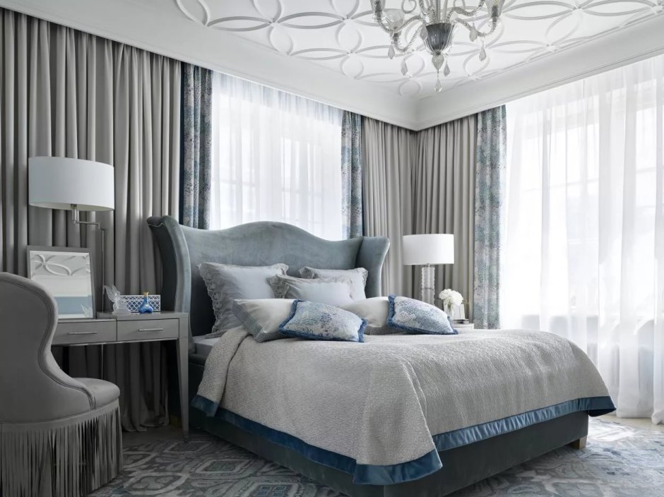 Серо голубая спальня в классическом стиле