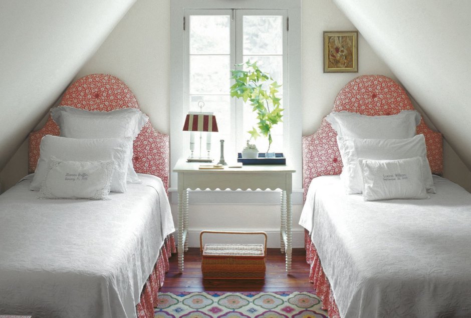 Уютная спальня с двумя кроватями