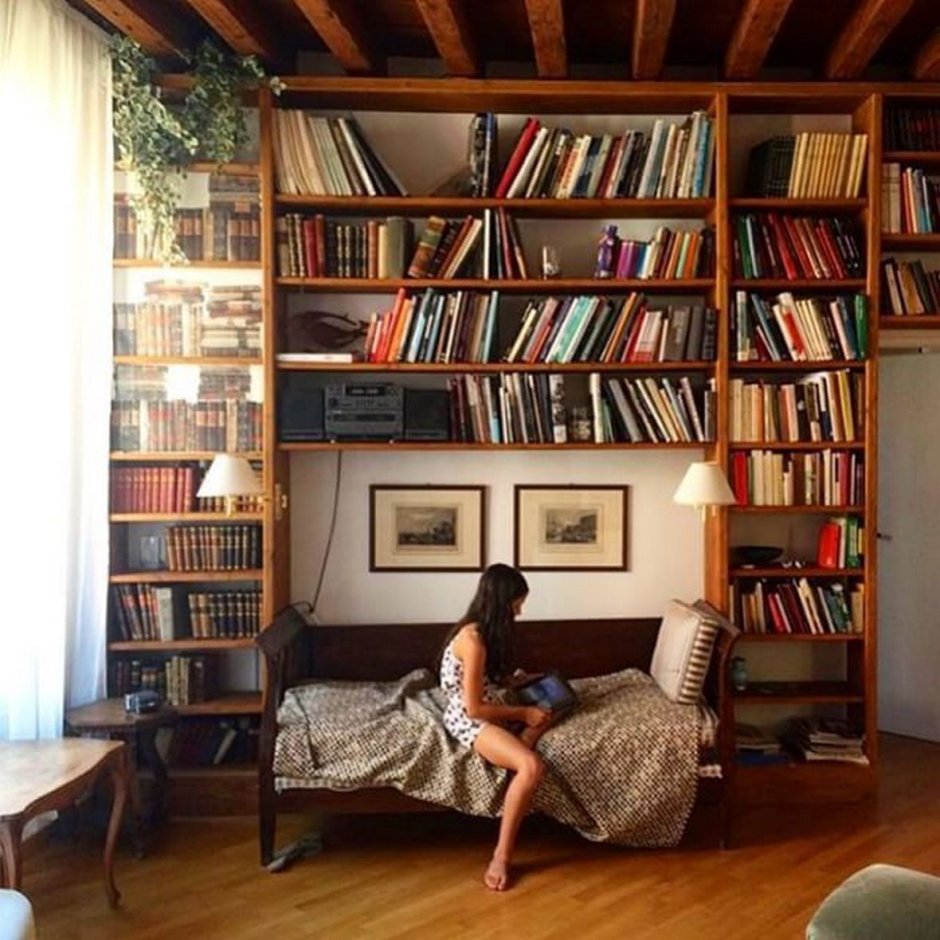 Книжные полки в спальне