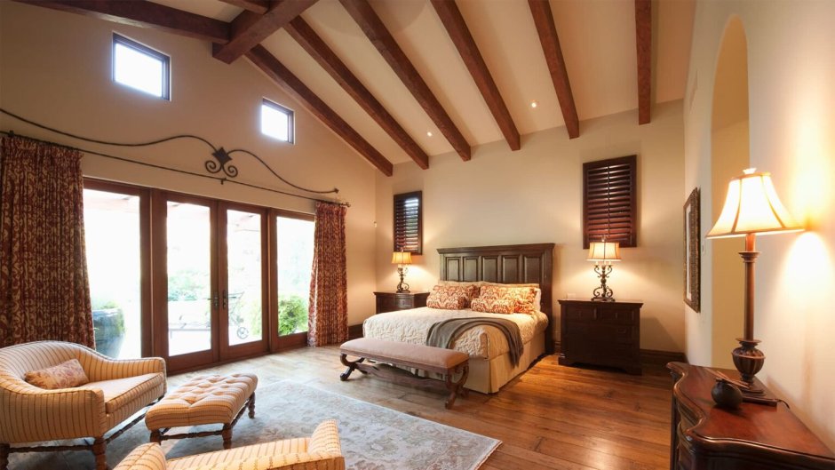 Комната с деревянным потолком